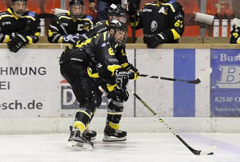  Es waren für die Vorisek-Truppe die angekündigten intensiveren Partien in Vergleich zu den Vorwochen. Der EV Aich, ein Team gespickt mit vielen erfahrenen und routinierten Akteuren, erwies sich im Freitagsspiel als harter Brocken. Dabei legte das Team um Wanderers-Kapitän Quirin Reichel los wie die Feuerwehr und führte nach nicht einmal acht gespielten Minuten bereits mit 5:1. 