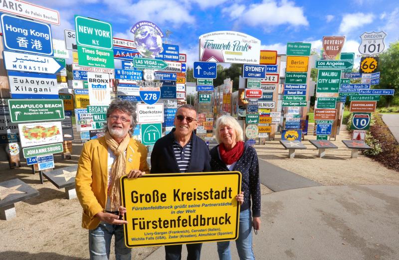 - Über 3.000 Touristen aus der ganzen Welt haben sich schon in dem völkerverbindenden Fernweh-Park im oberfränkischen Markt Oberkotzau bei Hof an dort installierten Pfählen mit Ortsschildern, Straßenschildern, Autokennzeichen und individuellen Schildergrüßen verewigt. 