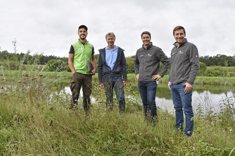 Von links: Sebastian Böhm, Peter Drexl, Markus Wäcker und Ingmar Jäschke mit einem Exemplar des Großen Wiesenknopfs (Mitte).