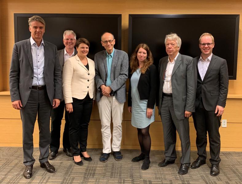 Bundestagsabgeordnete Katrin Staffler gemeinsam mit dem Nobelpreisträger Prof. Thomas Südhof (mittig) und Kollegen aus dem Bundestagsausschusses für Bildung, Forschung und Technikfolgenabschätzung.