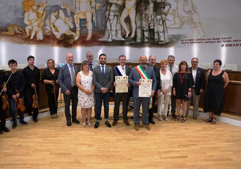 30 Jahre funktionierende, lebendige Städtepartnerschaft Cecina - Gilching, eine Erfolgsgeschichte, auf die Gilchinger und Cecinesen stolz sind. In Gilching wurde dieser Anlass im Rahmen der FESTA ITALIANA feierlich begangen. Die Gegeneinladung der Gilchinger nach Cecina erfolgte für das zweite Septemberwochenende. 