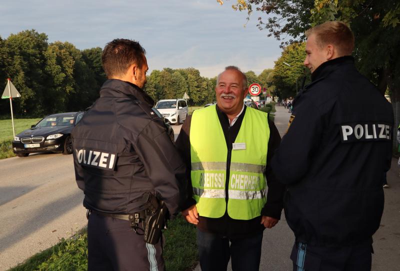 3. Bürgermeister Fritz Botzenhardt und Polizeibeamte waren am ersten Schultag nach den Sommerferien vor der Grundschule Graßlfing anwesend.