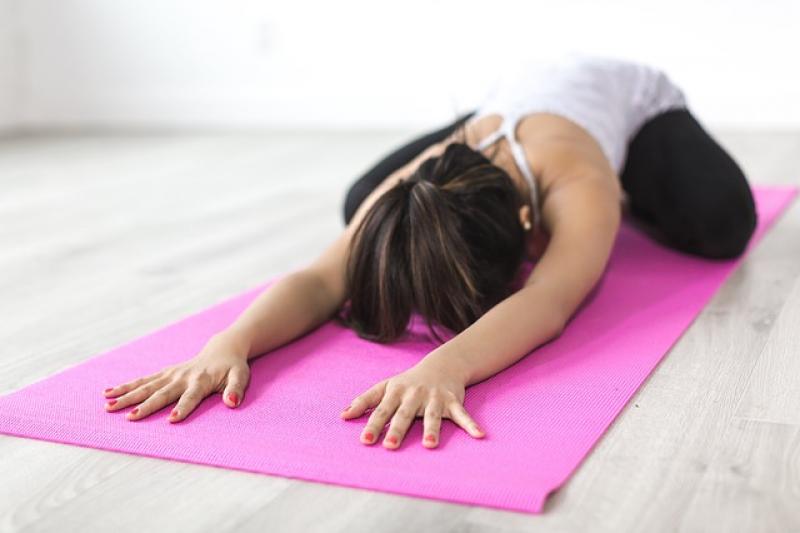 Sich Zeit nehmen am Morgen. Liegen oder Sitzen. Meditationsmusik lauschen oder in schöner und ruhiger Umgebung seine Yogaübungen machen. Die VHS bietet erstmals für alle Entspannungssuchenden einen Raum, um gemeinsam mit anderen Menschen Ruhe und Stille zu finden.