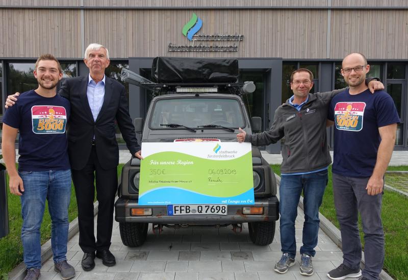 Der neue Stadtwerke-Geschäftsführer Bernd Romeike und Betriebsratsvorsitzender Lukasz Spychalski bei der Scheckübergabe an Ludwig Müller und Markus Merkl.