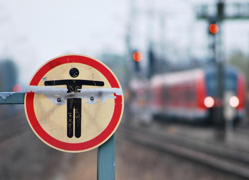 Am vergangenen Samstag ging ein 73-Jähriger im Bereich Puchheim zu Fuß zwischen zwei Gleisen. Ein Zug stoppte, um den Mann nicht zu gefährden. Zwei im Zug befindliche Bundespolizisten stellten den Mann, der sich keiner Schuld bewusst war.