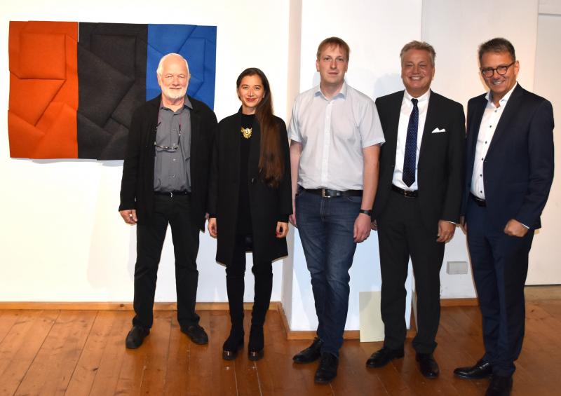 Fürstenfeldbruck - Am 11.10.2019 wurde die Kunstausstellung des Landkreises von Landrat Thomas Karmasin im Kunsthaus Fürstenfeldbruck eröffnet. Seit 1983 bzw. zum 19. Mal findet diese Ausstellung statt, bei der auch dieses Mal wie immer Preise vergeben wurden. Aufgrund der Vielzahl der Bewerbungen war die Auswahl der Preisträger nicht leicht zu treffen. Rund 100 Künstler haben sich mit 270 Arbeiten aus verschiedenen Kunstrichtungen beworben.