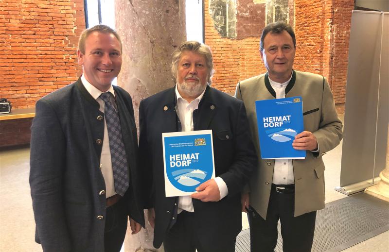 Der Landtagsabgeordnete Benjamin Miskowitsch gratuliert der Gemeinde Adelshofen zur Auszeichnung mit dem „Gütesiegel Heimatdorf 2019“. Die Prämierung nahm der Bayerische Finanz- und Heimatminister Albert Füracker am Dienstag im Rahmen einer Feierstunde in München vor.
