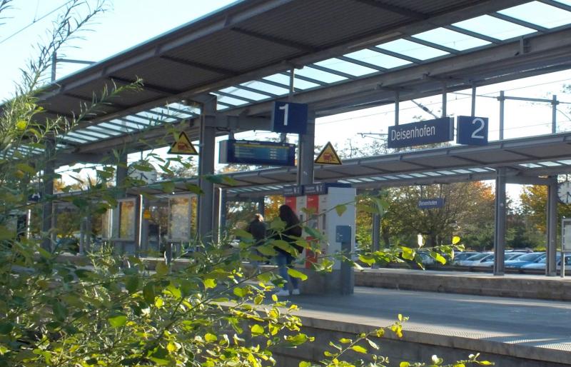 Am Dienstag wollte ein volltrunkener 40-Jähriger die S-Bahn am Endhalt in Deisenhofen nicht verlassen. Gegenüber Bundespolizisten wurde er aggressiv und leistete Widerstand, sodass er mit auf die Dienststelle kommen und dort einige Stunden verweilen musste.