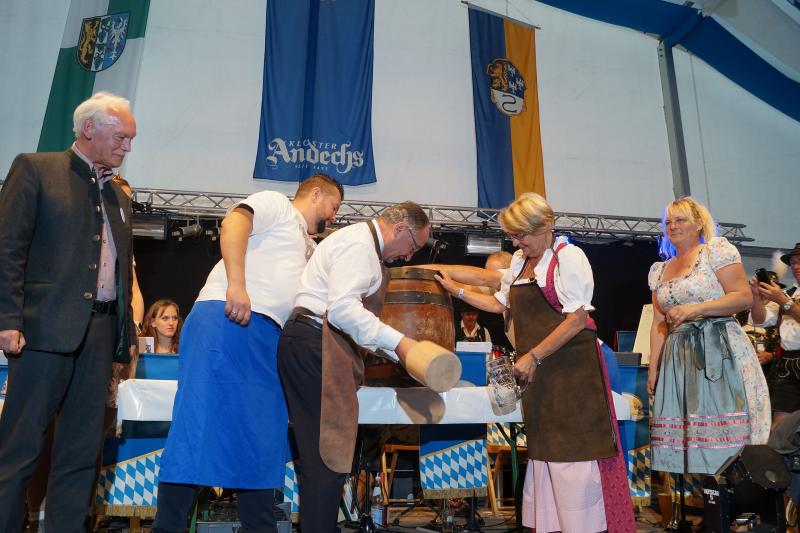 Landrat Karl Roth und Andechs Bürgermeisterin Anna Neppel haben einen festen gemeinsamen Termin im Kalender: Das Andechser Bierfest in Haßloch, im Partnerlandkreis Bad Dürkheim. Diesmal war es ihre letzte gemeinsame Fahrt dorthin, da beide bei der nächsten Wahl nicht mehr antreten. 