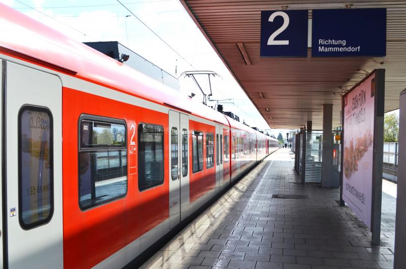 Bei der S-Bahn München fahren ab dem 21. Oktober wieder erste Taktverstärkerzüge. Im ersten Schritt werden zwölf Fahrten auf der S3 wieder im Fahrplan stehen – fünf zum morgendlichen Berufsverkehr, sieben nachmittags bzw. abends. „Es ergibt Sinn, den Hochlauf der Taktverstärker auf der S3 zu starten. Der Ausfall der Züge des 10-Minuten-Takts betrifft hier gleich zwei Streckenäste. 