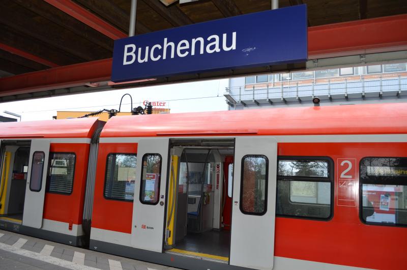 - Am Dienstagabend verletzte ein 74-Jähriger einen 72-Jährigen in einer S-Bahn bzw. auf dem Bahnsteig des Haltepunktes Buchenau mit einem Teppichmesser. Alarmierte Landespolizisten konnten den Mann noch am Haltepunkt festnehmen und den verletzten Fürstenfeldbrucker notversorgen.