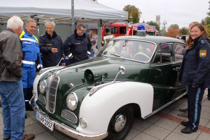 Am vergangenen Sonntag, den 06.10.19 beteiligte sich die Germeringer Polizei zusammen mit der Einstellungsberatung Fürstenfeldbruck, die für Nachwuchsgewinnung im gesamten Landkreis Fürstenfeldbruck zuständig ist, mit einem eigenen Stand am Marktsonntag in Puchheim.  