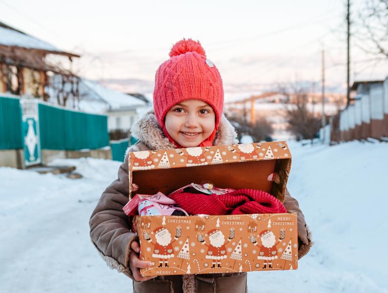 Germering - Die Geschenkaktion „Weihnachten im Schuhkarton“ startet in die neue Saison. Auch dieses Jahr ruft der Träger der Aktion, „Geschenke der Hoffnung“, dazu auf, Kinder in Not mit einem gefüllten Schuhkarton zu beschenken. Die Päckchen, deren Inhalt allerdings nur neue Dinge sein dürfen, können bis zum 15. November zu einem Abgabeort gebracht werden. 