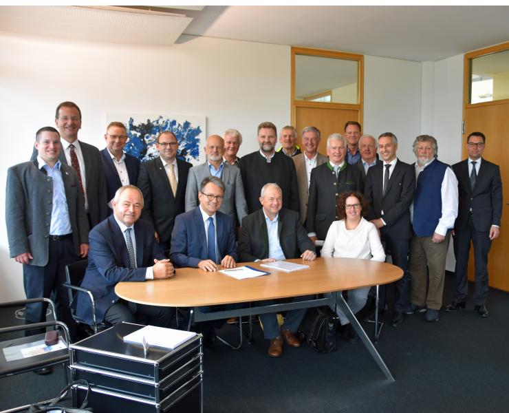 Feierliche Unterzeichnung des Vertrags zur Gründung einer Wohnungsbaugesellschaft GmbH für den Landkreis Fürstenfeldbruck. 