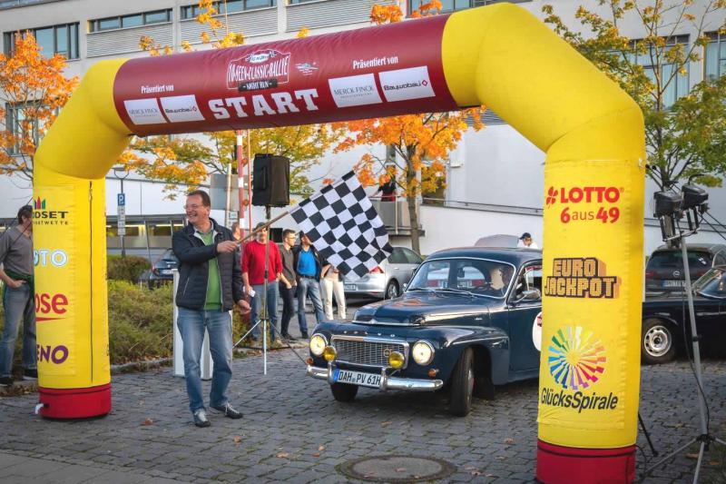 Das zurückliegende Wochenende stand ganz im Zeichen der Oldtimer und Klassiker. Denn das „Pascal Kapp Rallye-Team“ – seit 1997 Veranstalter im Oldtimer-Bereich – hatte zum 10-SEEN NIGHT RUN und zur 10-SEEN-CLASSIC-RALLYE geladen. Zahlreiche Autoschönheiten aus vergangenen Epochen sind dieser Einladung gefolgt.