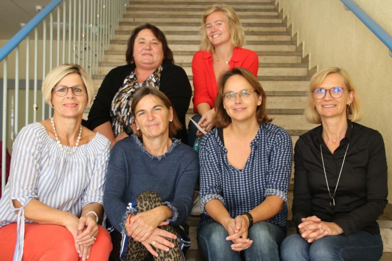 Auf dem Bild von links oben nach rechts unten: Gabriele Klimaschewski, Laura Körber, Silke Krnajac, Andrea Wallershauser (Coachin), Petra Lunz-Köth, Christine Jung (Rektorin).