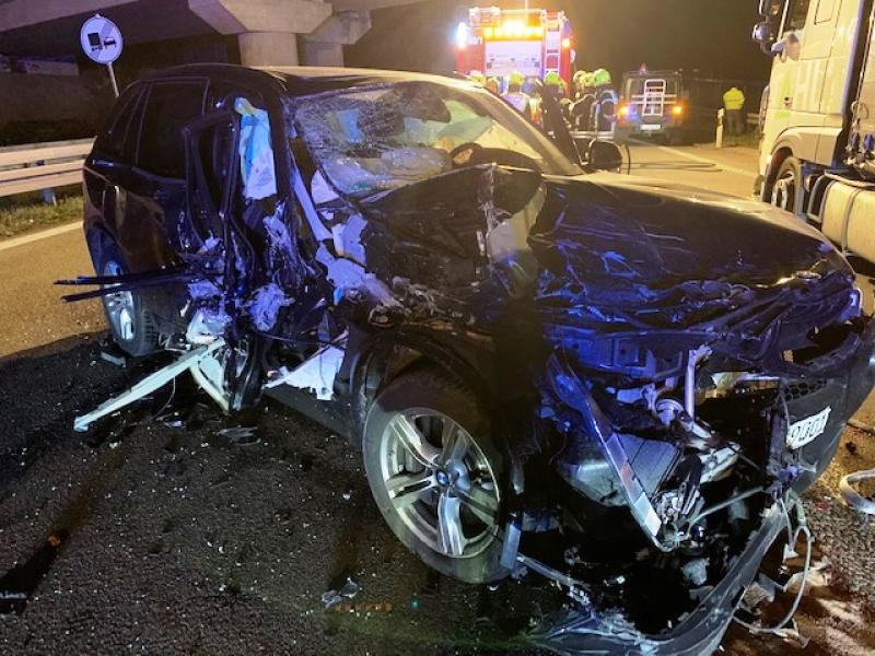 Der Fahrer des BMW wurde bei dem Unfall leicht verletzt und mit dem Rettungswagen in ein Krankenhaus gebracht. Sein Fahrzeug hat nach Einschätzung der aufnehmenden Beamten einen Totalschaden erlitten, welcher wohl an die 40.000 Euro heranreicht.