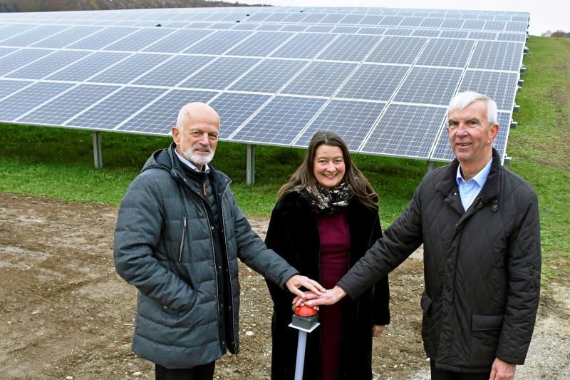 Die Stadtwerke Fürstenfeldbruck haben in Kottgeisering ihre erste Photovoltaik-Freiflächenanlage vorgestellt. Geschäftsführer Bernd Romeike präsentierte die Anlage im Beisein von Oberbürgermeister Erich Raff sowie der 1. Bürgermeisterin der Gemeinde Kottgeisering, Sandra Meissner, erstmals der Öffentlichkeit.