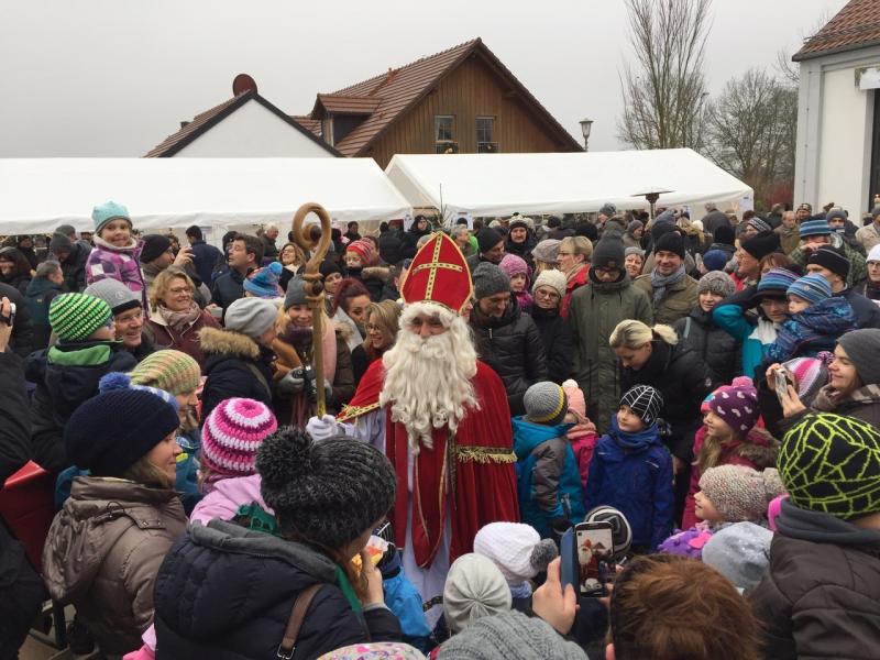 Die Gemeinde Jesenwang, die Jesenwanger Vereine sowie die ortsansässigen Gruppierungen laden am 1. Dezember 2019 bereits zum 4. Jesenwanger Christkindelmarkt ein. Was aus einer Idee von Rosemarie Göttner zur Unterstützung der Renovierung von der gemeindeeigenen Kirche „Maria Himmelfahrt“ auf Bergkirchen entwickelte, ist mittlerweile ein fester Bestandteil im Gemeindeleben in Jesenwang geworden.