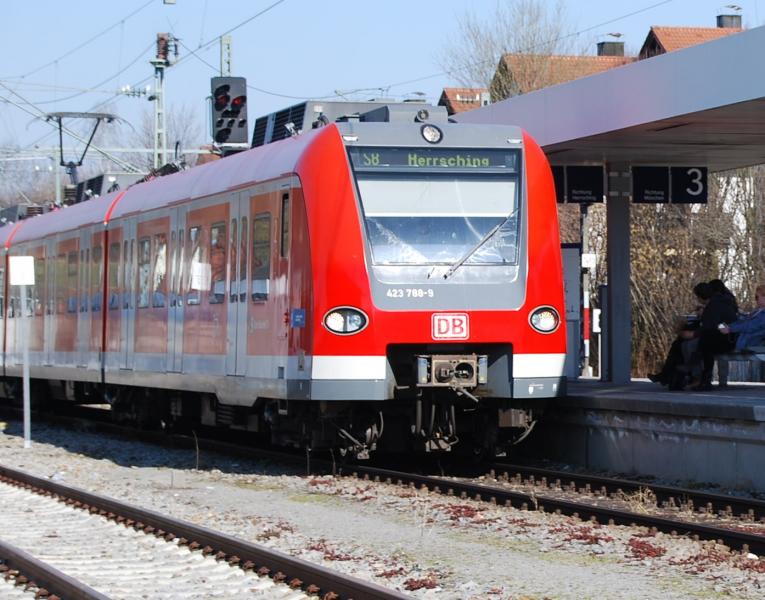 -  Die S-Bahn München setzt ab dem 11. November weitere Taktverstärkerzüge wieder aufs Gleis. Zu den zwölf Fahrten, die seit dem 21. Oktober auf der S3 im Fahrplan stehen, kommen auf dieser Linie nun sieben weitere Taktverstärker-Züge hinzu – vier zur morgendlichen Berufsverkehrszeit und drei abends.