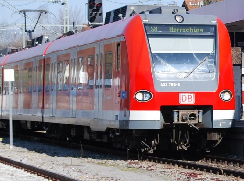 Sonntagmorgen gegen 02:15 Uhr gerieten am S-Bahnhaltepunkt Neugilching ein 21-jähriger und ein 28-jähriger Deutscher in Streit. Auslöser soll ein entwendetes Fahrrad gewesen sein. Aus der verbalen wurde eine körperliche Auseinandersetzung, die sich vom Bahnsteig in das Gleisbett verlagerte.