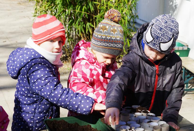 Wenn im Kindergarten eine Werkbank für den Kreativraum fehlt oder für das neue Gartenprojekt Hochbeete und Pflanzen angeschafft werden sollen, hilft der Gröbenzell Fonds mit Fördermitteln. 