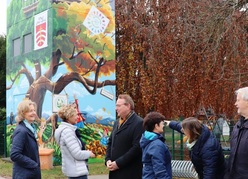 Seit einigen Wochen ist die Trafostation der Bayernwerk Netz GmbH in der Gernlindner Heinzingerstraße ein äußert attraktiver Blickfang. Aus dem grauen Kasten hat die Potsdamer Spraykünstlergruppe ART-EFX unter der Leitung von Markus Ronge ein Schmuckstück geschaffen. 