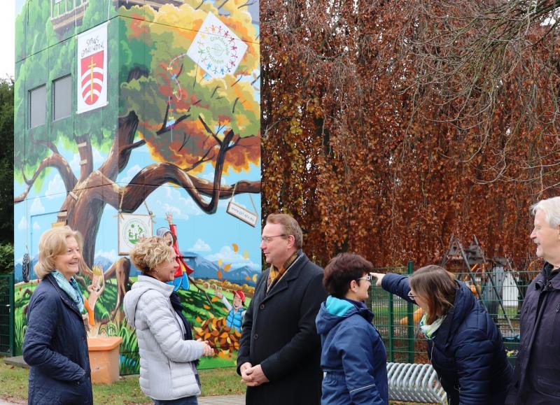 Seit einigen Wochen ist die Trafostation der Bayernwerk Netz GmbH in der Gernlindner Heinzingerstraße ein äußert attraktiver Blickfang. Aus dem grauen Kasten hat die Potsdamer Spraykünstlergruppe ART-EFX unter der Leitung von Markus Ronge ein Schmuckstück geschaffen. 