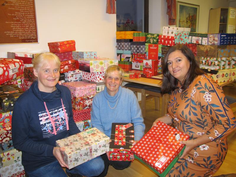 In der Germeringer Sammelstelle von „Weihnachten im Schuhkarton“ wurden dieses Jahr 182 gefüllte Schuhkartons für bedürftige Kinder abgegeben. Außerdem wurden 1160 Euro gespendet, mit denen die Transport- und Logistikkosten gedeckt werden. 