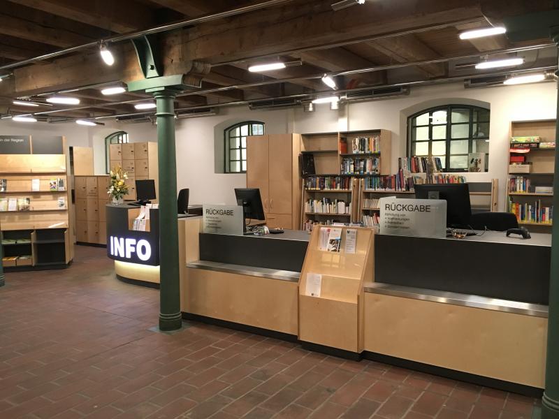 Nach dreiwöchigem Umbau hat die Stadtbibliothek am 29. Oktober wieder eröffnet. Die Besucher erwartet ein komplett umgestalteter Eingangsbereich und eine neue Verbuchungstechnik.