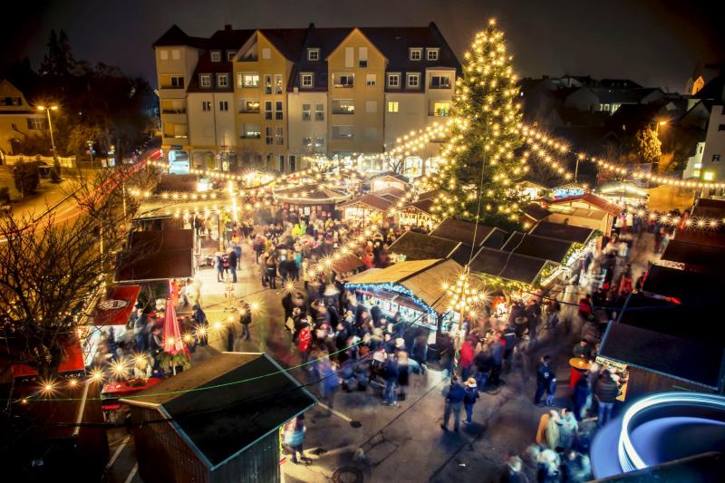 Weihnachtliches gibt es an den vier Adventswochenenden jeweils von Freitag bis Sonntag auf dem Brucker Christkindlmarkt am Viehmarktplatz. Zahlreiche Aussteller präsentieren in ihren schön geschmückten Buden Christbaumschmuck, Dekorationen und Geschenkideen. 