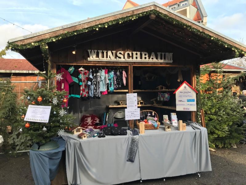 Die Aktion Wunschbaum, die letztes Jahr 420 Wünsche hilfsbedürftiger Menschen aus der unmittelbaren Umgebung erfüllt hat, ist auch dieses Jahr wieder auf dem Brucker Christkindlmarkt und im Brucker Fenster vertreten. 