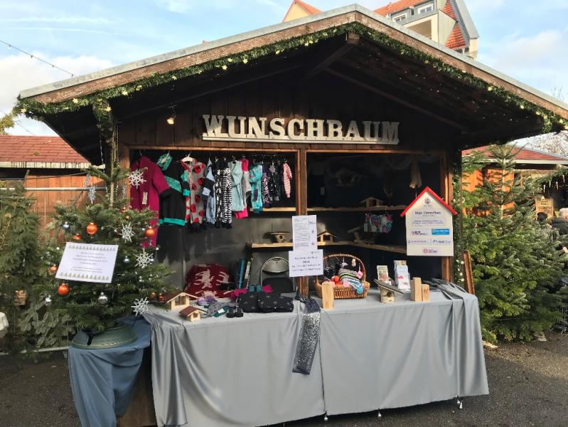 Die Aktion Wunschbaum, die letztes Jahr 420 Wünsche hilfsbedürftiger Menschen aus der unmittelbaren Umgebung erfüllt hat, ist auch dieses Jahr wieder auf dem Brucker Christkindlmarkt und im Brucker Fenster vertreten.