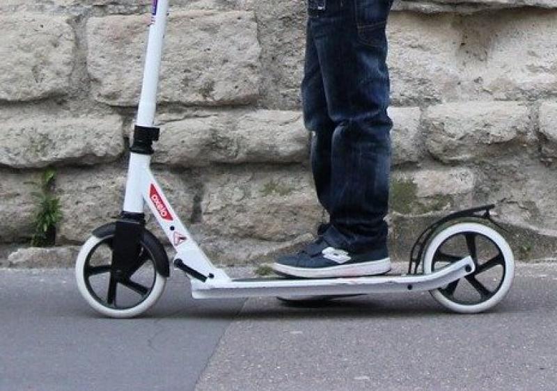 Zu einem eher außergewöhnlichen Unfall was die Unfallbeteiligten betrifft, kam es gestern gegen 09.45 Uhr in der Talhofstraße. Was war passiert, eine 51-jährige Biotechnologin, nach eigenen Angabe auf dem Weg zur Schule, wollte mit ihrem Tretroller, nicht zu verwechseln mit einem E-Scooter) von einem Weg hinter dem Sportplatz des TSV Gilching auf den Geh und Radweg in der Talhofstraße auffahren.