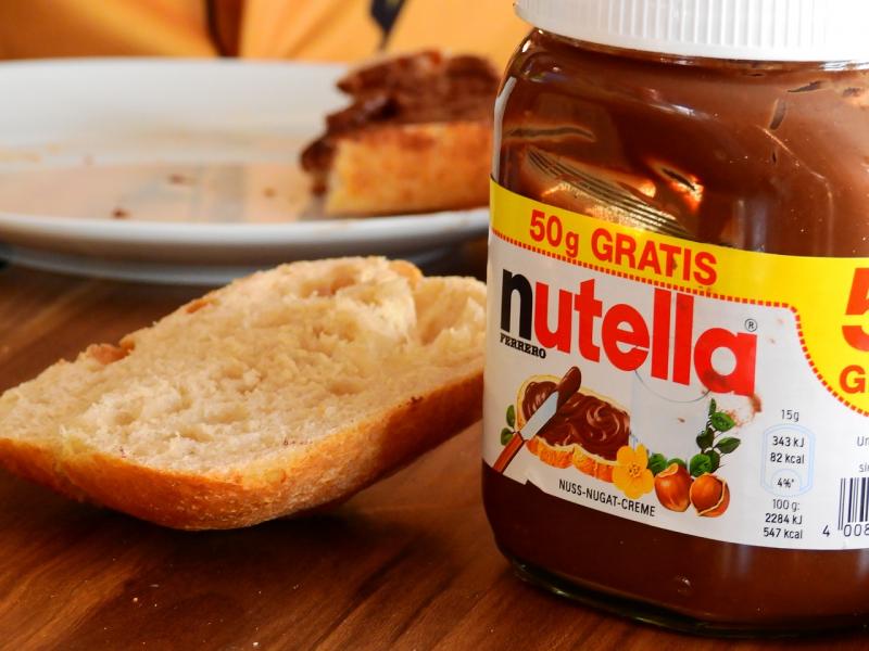 Eine 46-jährige Frau versuchte große Mengen Nutella aus einem Geschäft in der Schöngeisinger Straße zu schmuggeln. Zunächst lud sie sich zwei Paletten der Nuss Creme in den Einkaufswagen und bezahlte diese. Nachdem die Ware im Auto verstaut war, betrat sie das Geschäft erneut und lud weitere zwei Paletten Nutella und eine Schachtel Pralinen ein.