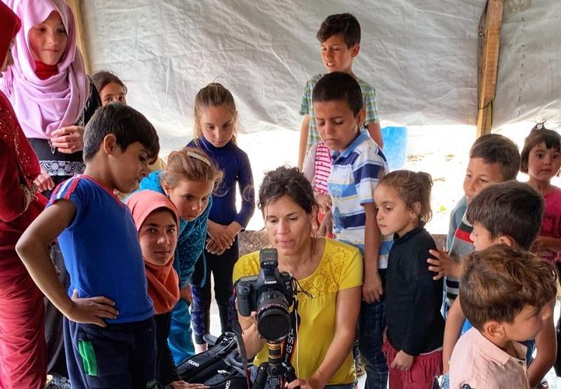 – Die Fotografin Anne Kaiser aus Fürstenfeldbruck reiste im April mit dem Verein Zeltschule e.V. aus München in syrische Flüchtlingslager im Libanon. Hier fotografierte sie die Situation der dort lebenden Flüchtlinge aus Syrien in positiv ansprechenden Bildern. 