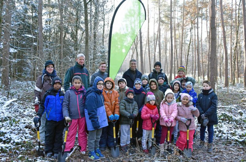 - 17 Schülerinnen und Schüler und ihre Lehrerin Stefanie Münster haben sich am vergangenen Dienstag an der Initiative „Zukunftswald“ beteiligt.