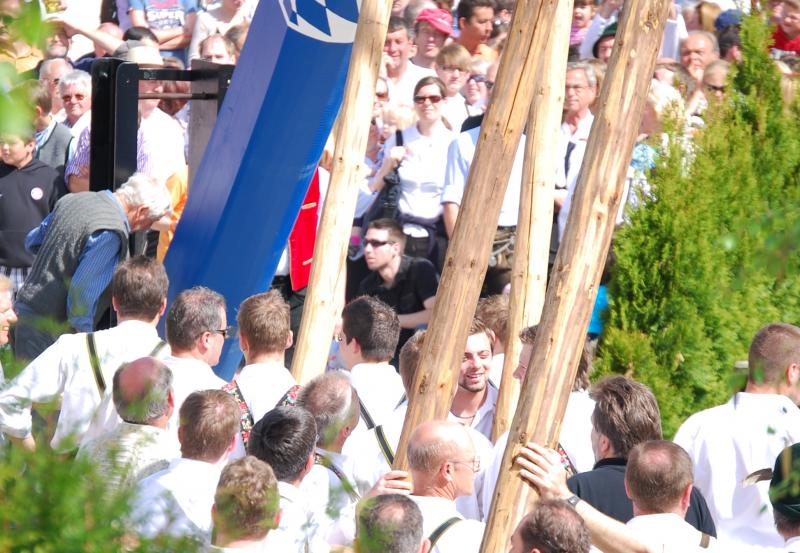 „Ja, wo stellen wir denn künftig unseren Maibaum auf?“ Vor dieser Frage stand der Brauchtumsverein in Gilching. In der Ratssitzung am Dienstag erklärte Bürgermeister Manfred Walter:  „Der aktuelle Maibaumstandort im Altdorf kann mittelfristig nicht mehr genutzt werden, da der Grundstückseigentümer die Fläche anderweitig nutzen möchte. 