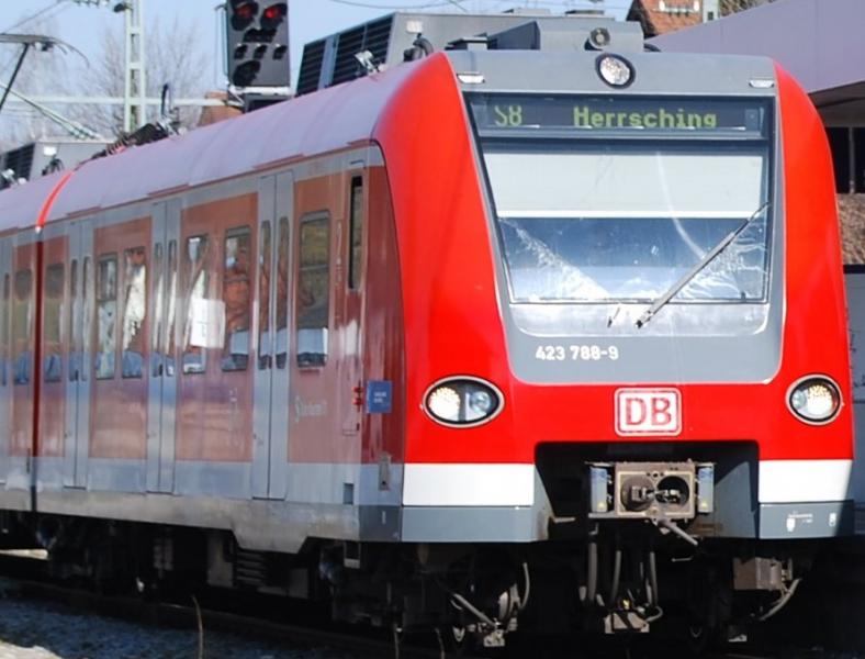 Am Abend des ersten Weihnachtsfeiertages besprühten, zwei als Weihnachtsmänner verkleidete Personen zwischen Herrsching und Steinebach eine S-Bahn innen und außen. Sachschaden rund 1000 Euro. 