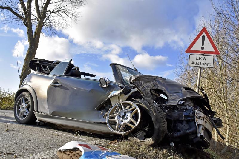 – Montagnachmittag kam es auf de B2 zwischen Mammendorf und Puch zu einem schweren Unfall. Eine 22-Jährige aus dem westlichen Landkreis kam von der Fahrbahn ab, verlor die Beherrschung ihres Fahrzeugs und stieß gegen einen Baum.