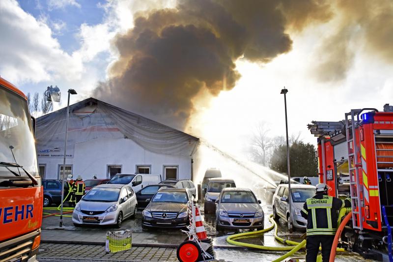 Am zweiten Weihnachtsfeiertag kam es zu einem Großbrand in der Augsburger Straße in Puchheim-Ort. Aus noch ungeklärter Ursache ging eine Lagerhalle für Autos, Motorräder und Reifen in Brand. Meterhohe Flammen schossen aus dem Gebäude, immer wieder gab es kleine Explosion, der Rauchpilz war kilometerweit zu sehen. 