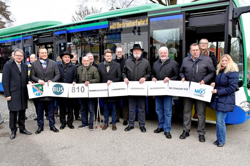 -  „Es ist gute Tradition im Landkreis Fürstenfeldbruck, neue Buslinien der Öffentlichkeit vorzustellen. Vor allem wenn es sich um so eine wichtige tangentiale Verbindung wie die neue MVV-Regionalbuslinie 810 zwischen den Regionalzug- und S-Bahnhöfen Mammendorf und Geltendorf handelt“, so Landrat Thomas Karmasin.