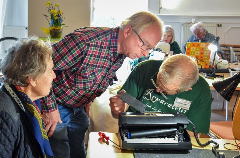 Seit über sechs Jahre wird an fast jedem letzten Samstag im Monat das Germeringer RepairCafé von der Freien evangelischen Gemeinde veranstaltet. Durch das gemeinsame Reparieren setzen engagierte Bürgerinnen und Bürger ein Zeichen gegen eine sorglose Wegwerf-Gesellschaft und schonen obendrein wertvolle natürliche und menschliche Ressourcen, weil Gebrauchsgüter länger nutzbar bleiben.