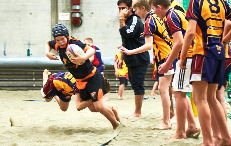Rugby Gröbenzell schaut auf ein gutes Jahr zurück. Die Rugby-Abteilung des 1. SC Gröbenzell trat 2019 bei vielen Turnieren an und baute vor allem die Kinder- und Jugendarbeit systematisch aus. Das Herrenteam spielte erfolgreich in der Verbandsliga und repräsentierte Gröbenzell in ganz Bayern und Tirol, während die Kinder in der Altersklasse U12 zum ersten Mal an der Deutschen Meisterschaft teilnehmen konnten. 