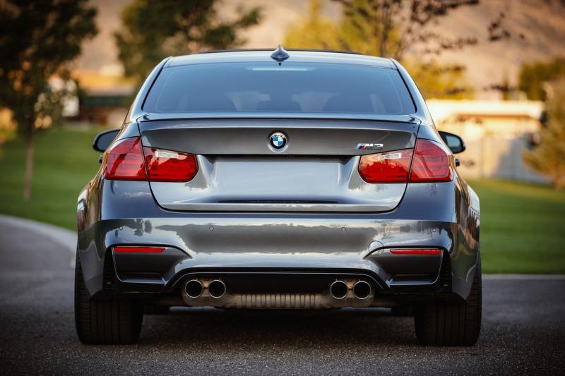 Am vergangenen Samstag nachmittags teilten Autofahrer auf der BAB A 8 München – Stuttgart mit, dass zwei Mercedes und ein BMW an der Anschlussstelle Langwied auf die Autobahn in Richtung Stuttgart aufgefahren sind und sich mit hoher Geschwindigkeit ein Rennen liefern würden. 