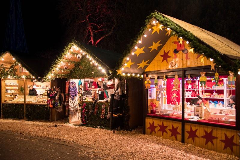 Die Germeringer Polizei zeigt während der derzeit stattfindenden Christkindlmärkte in ihrem Dienstbereich immer wieder uniformierte Präsenz, indem sie ihre Streifenbeamten zu Fuß durch die Weihnachtsbuden schickt. 