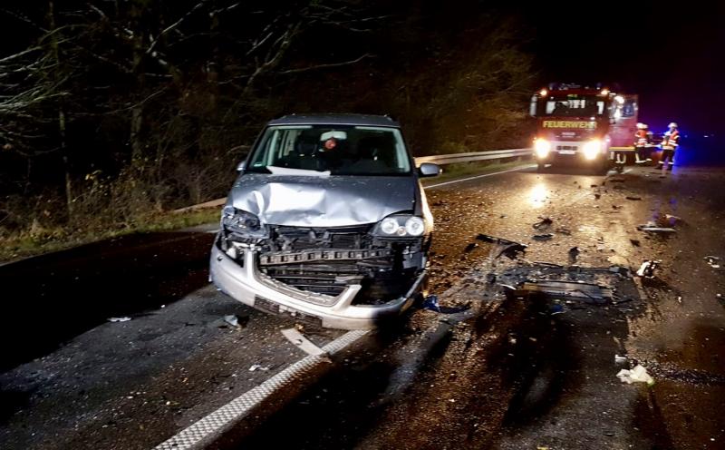 Bei dem schweren Unfall wurden vier Personen verletzt.