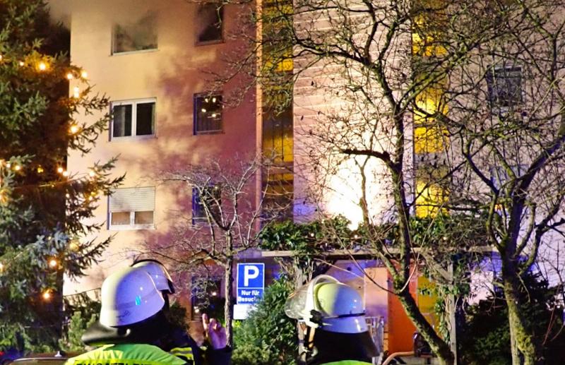 Am Montagabend kam es zu einem folgenschweren Zimmerbrand im Fürstenfeldbrucker Stadtteil Buchenau. Um 21:18 Uhr wurden die Einsatzkräfte der Freiwilligen Feuerwehr Fürstenfeldbruck zu einem Brand in einem mehrgeschossigen Wohnanwesen alarmiert. 