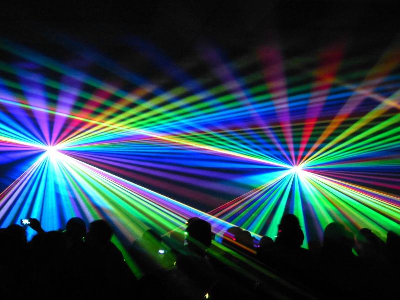 „Licht- und Lasershow statt Böllerei“ – einen entsprechenden Antrag stellte Peter Unger, um die Gilchinger Verwaltung zu motivieren, entsprechende Signale auszusenden. „Jedes Jahr werden beim Silvesterfeuerwerk etwa 4.500 Tonnen Feinstaub in die Luft geblasen.