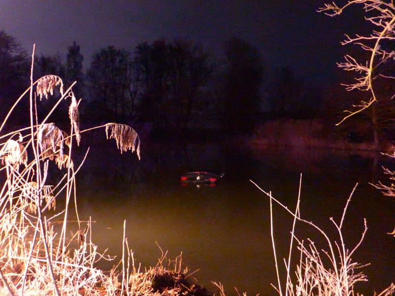 Nur noch die Rücklichter des neuwertigen schwarzen BMW ragten aus dem Wasser, als die Beamten an der Unfallstelle eintrafen. Zuvor hatte sich der Fahrer selbst befreien und in Sicherheit bringen können, er blieb unverletzt.